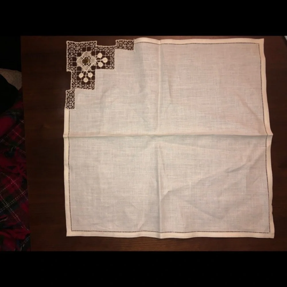NEW set of 7 unused vintage linen lace trimmed napkins